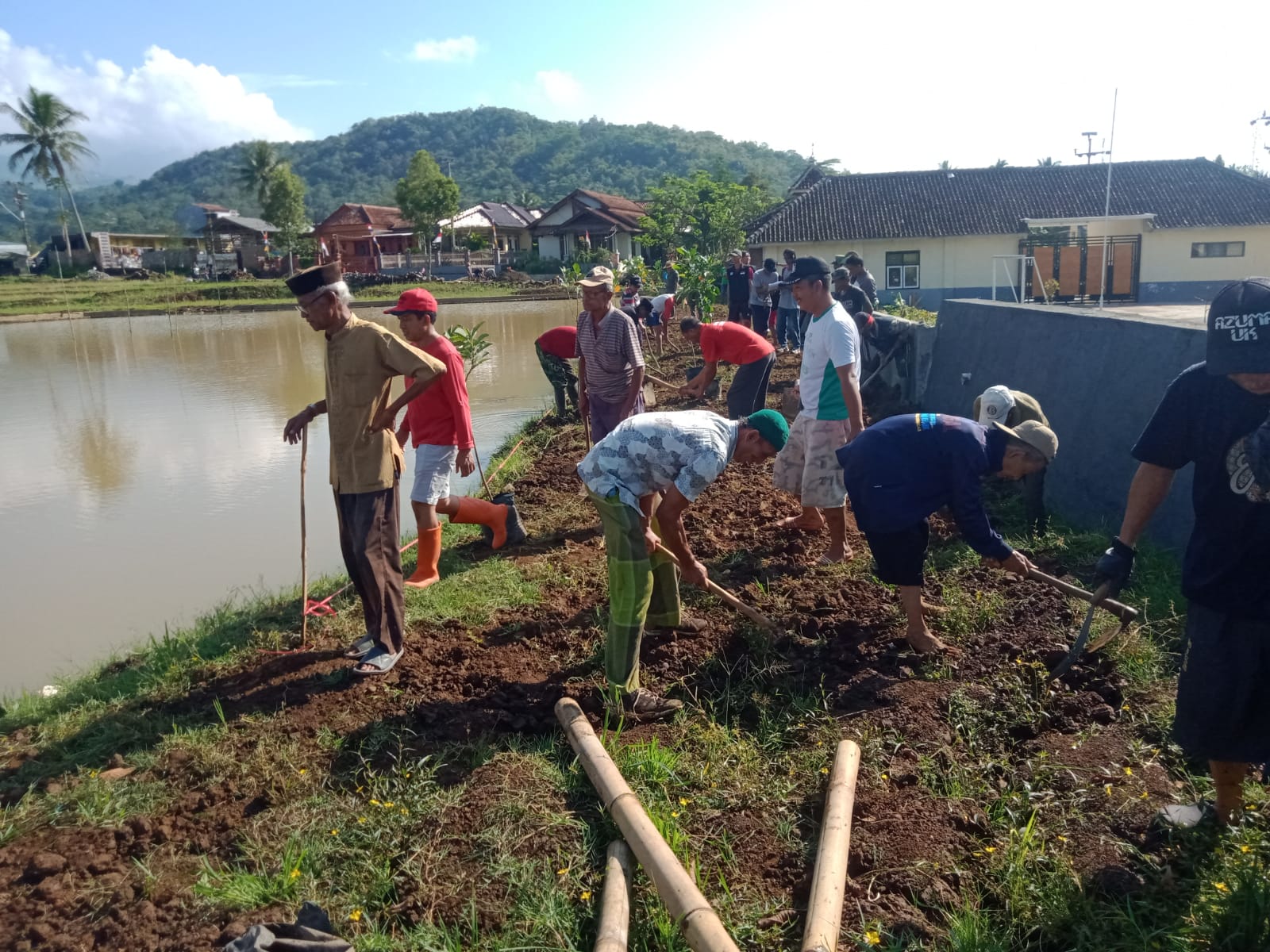 Kegiatan Gotong Royong Warga Desa B…